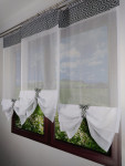 Gotowa kompozycja  do dekoracji okna ﻿TRZY PANELE Z matowego BATYSTU Z KOKARDKAMI
